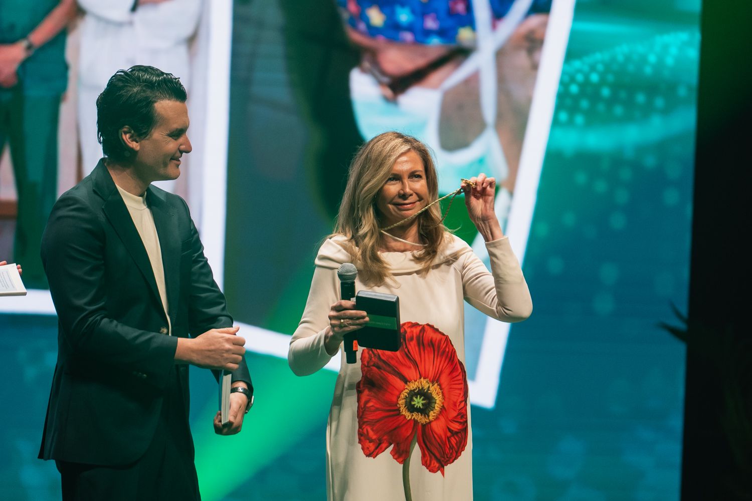 La emoción por la entrega del premio.