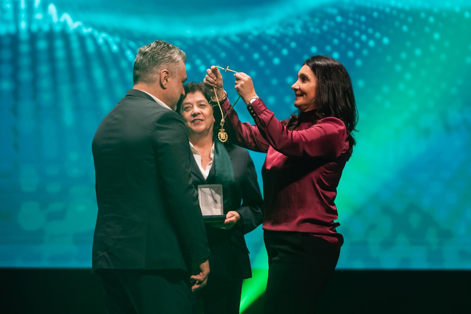 Pepe Begines, recibiendo la medalla.