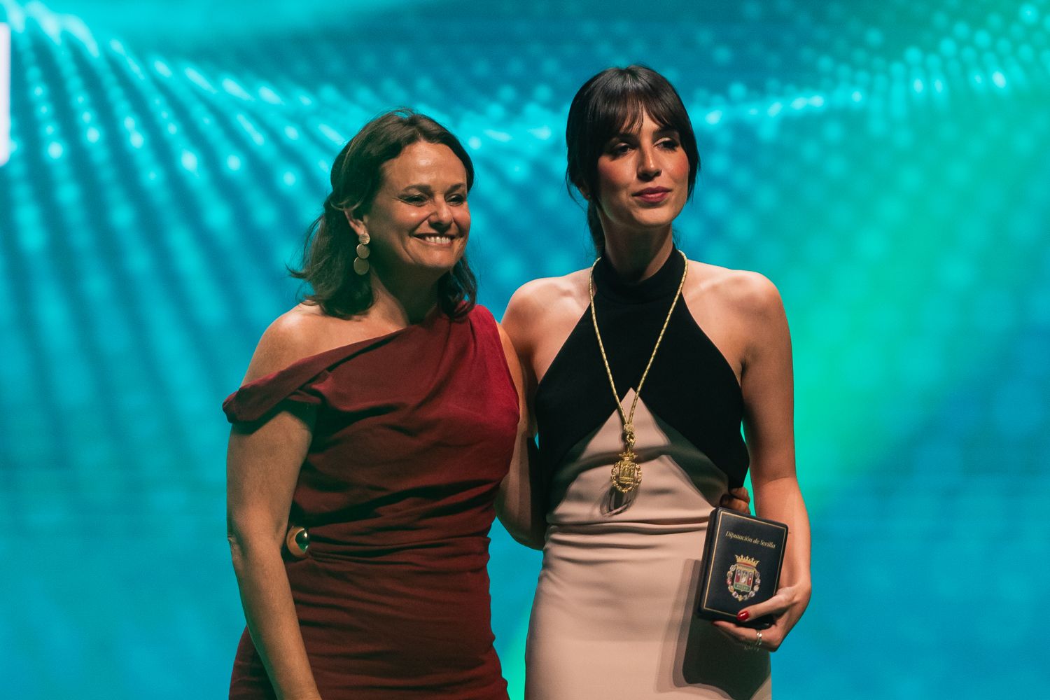 La hrmana de Elena Huelva recoge el premio.