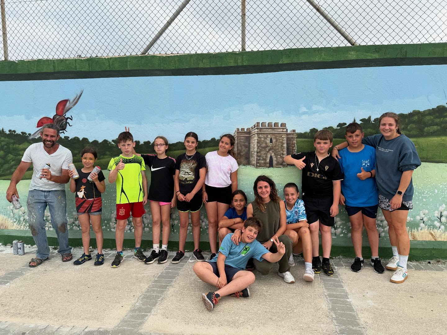 Así es el mural que decora la pista deportiva del CEIP Doña Blanca en El Puerto. Así es el mural que decora la pista deportiva del CEIP Doña Blanca en El Puerto.