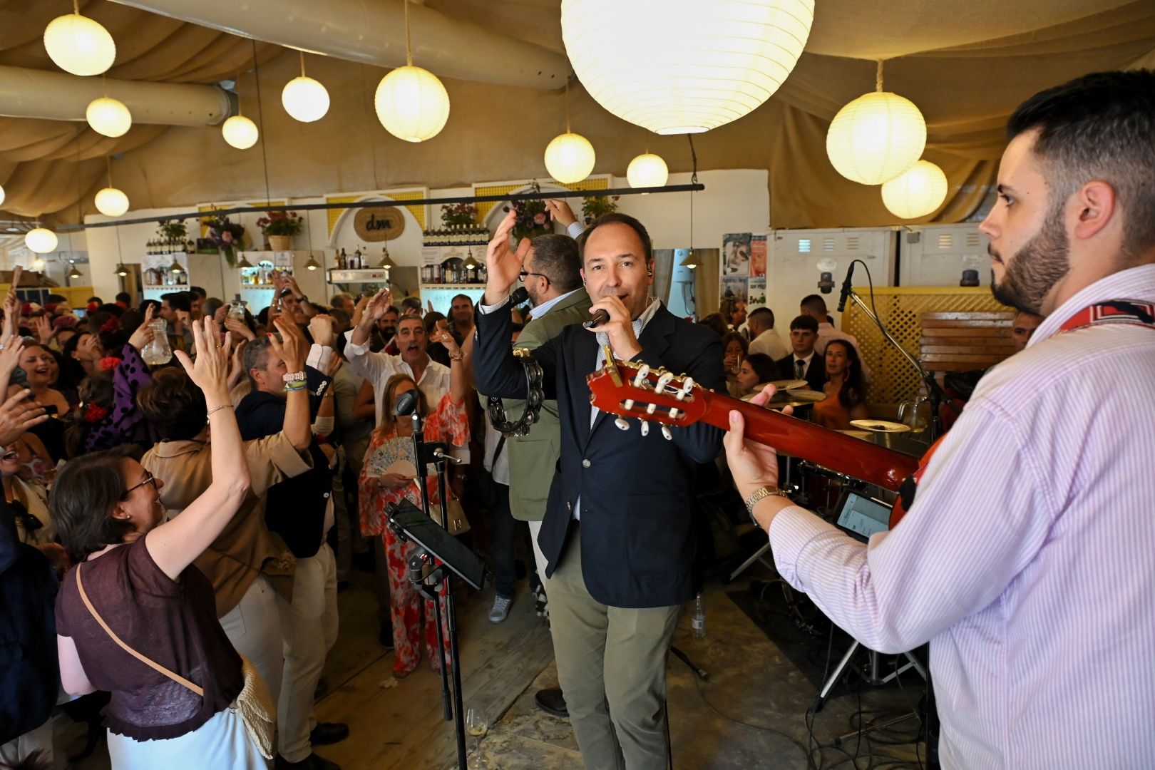 Actuación y baile el último día de la Feria de Jerez.