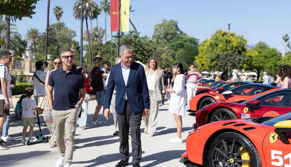 José Luis Sanz contempla los vehículos.
