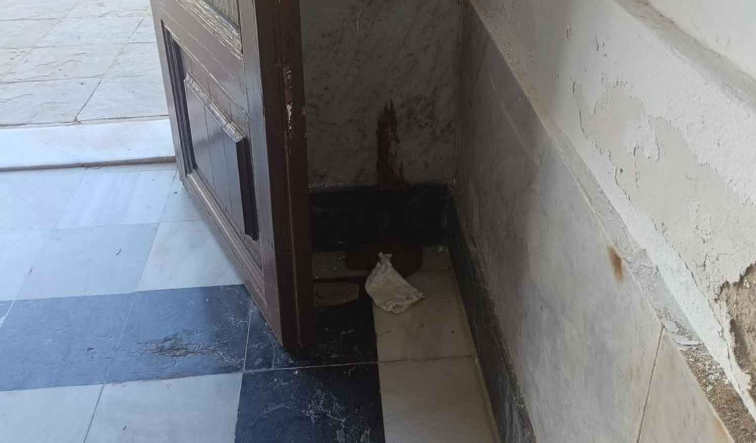 Excrementos humanos tras la puerta de entrada al Faro de Chipiona.   FOTO: CHIPIONA EN RED