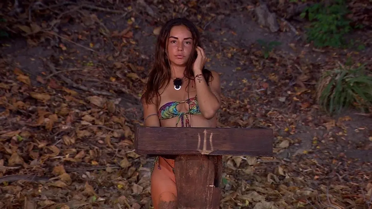 Anita, una concursante de 'Supervivientes' se hace un test de embarazo en el 'reality'.