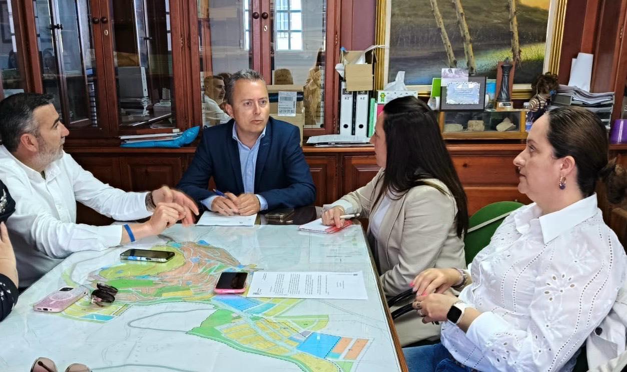 Santiago Galván, en una reunión en el Ayuntamiento de Zahara.