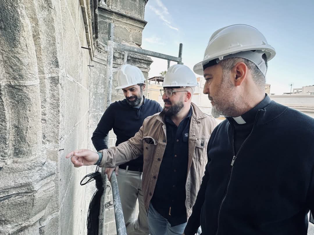El alcalde portuense visitando las obras que se ejecutan en la Basílica.
