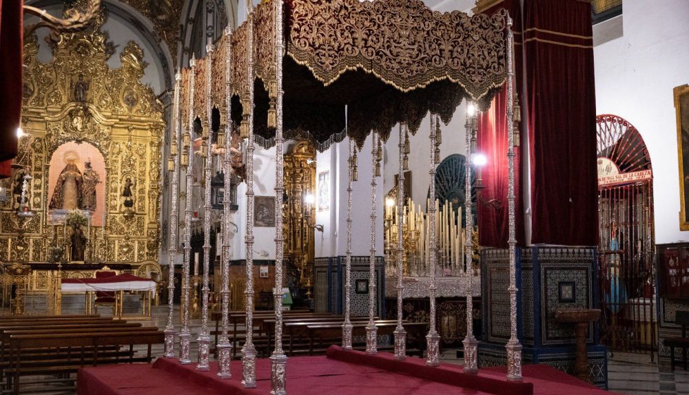 El palio de La Amargura de Sevilla colocado en San Juan de la Palma para el besamanos extraordinario. 