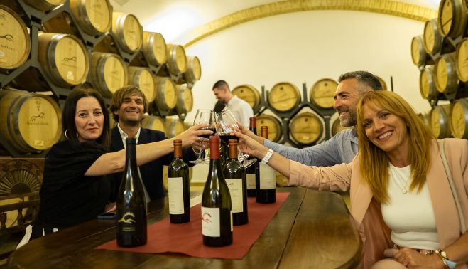 Momento para el brindis en Huerta de Albalá.