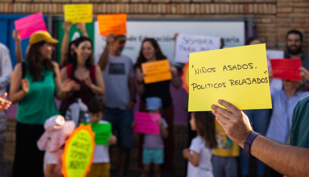 Una de las pancartas en la concentración de madres y padres de Infantil del CEIP Gloria Fuertes.