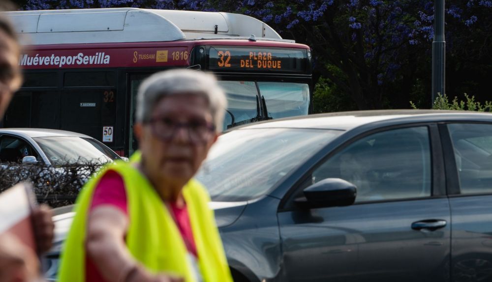 Imágenes de una de las manifestaciones para reclamar la vuelta del servicio de autobuses a los diferentes barrios del Polígono Sur.