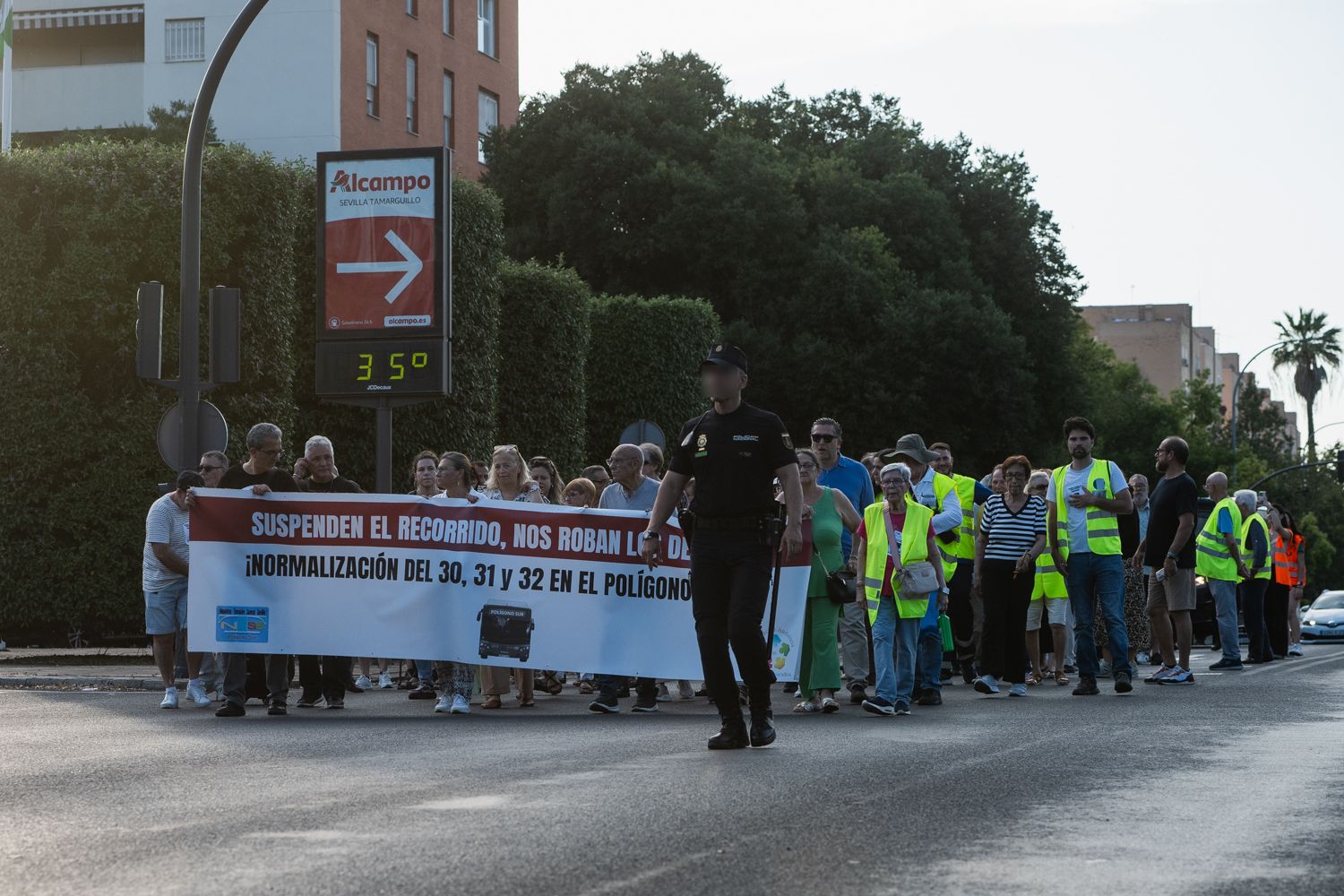 Manifestación del Polígono Sur solicitando las líneas de autobuses.