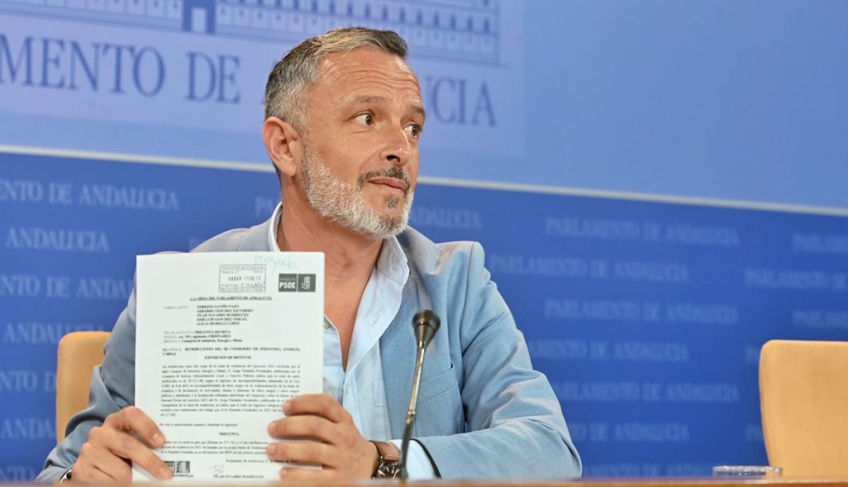 Recio, en rueda de prensa en el Parlamento.