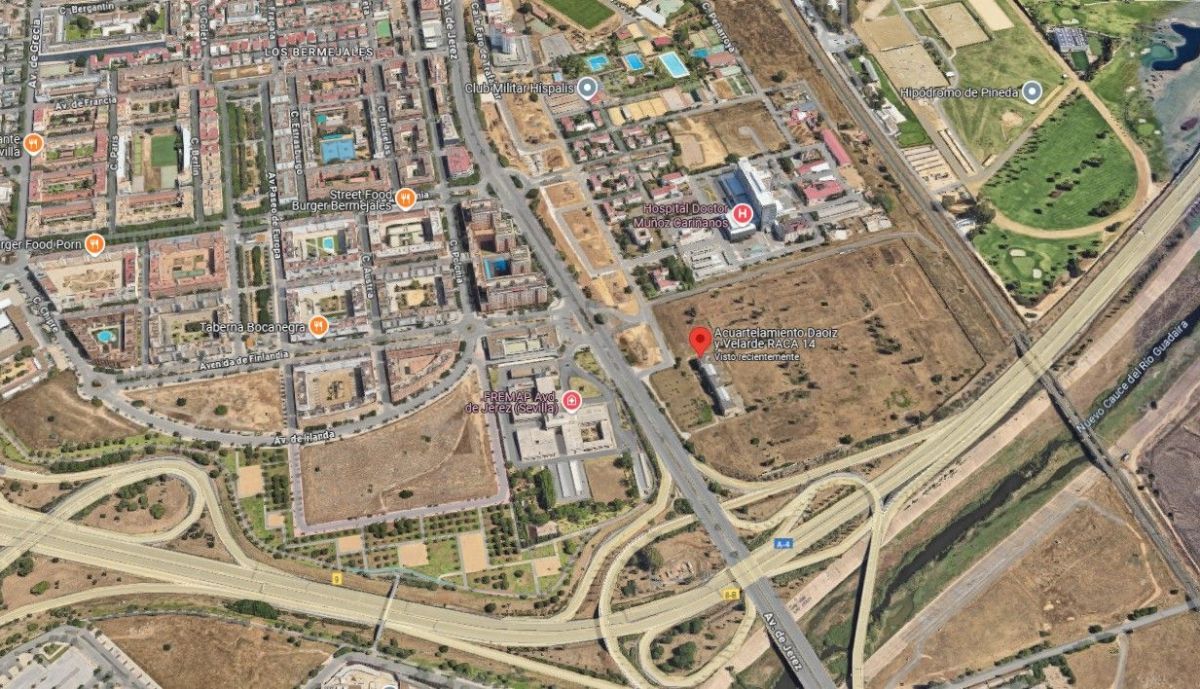 Vista aérea, con el indicador rojo, donde se ubicará el nuevo barrio a la entrada de Sevilla.
