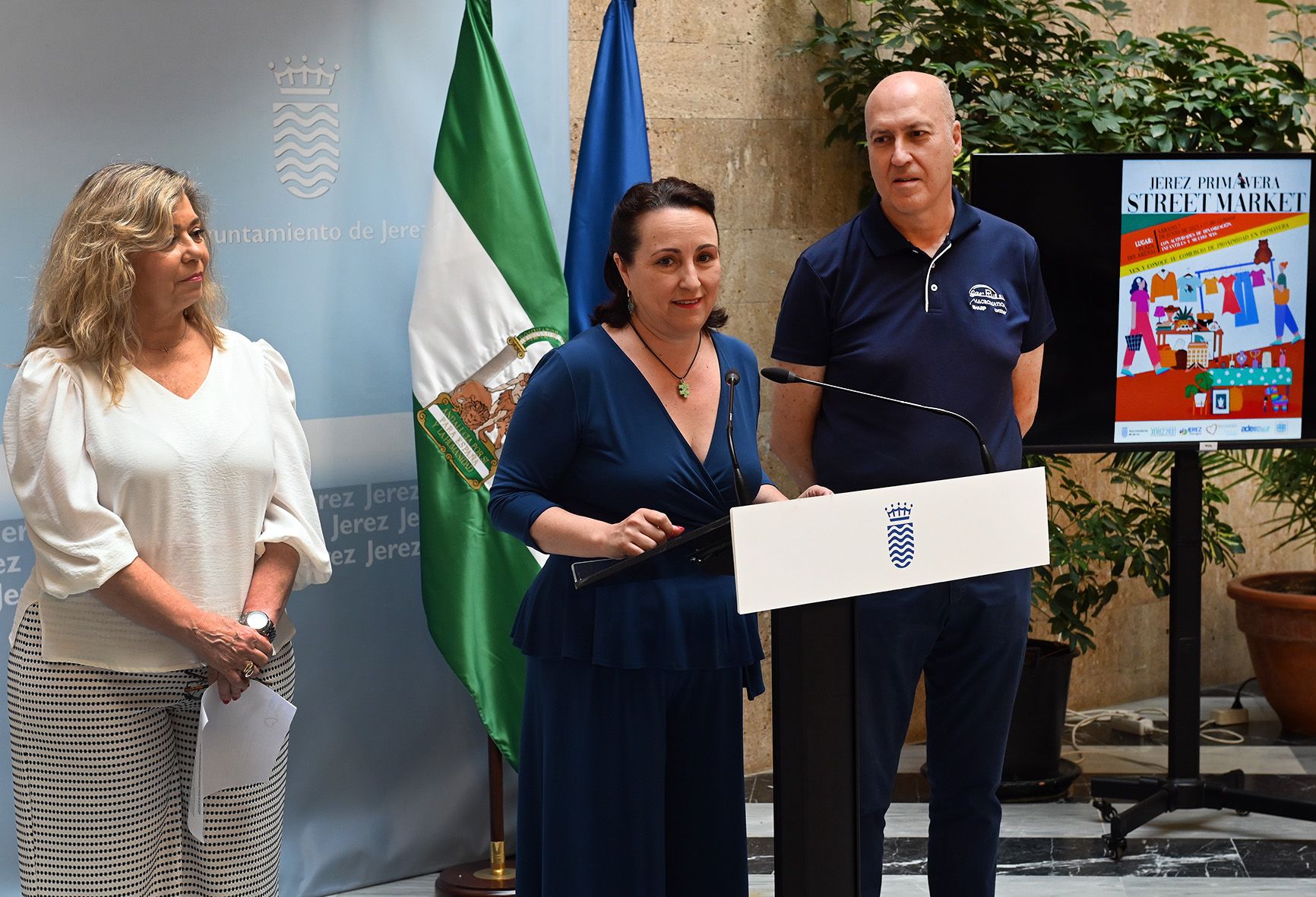 La delegada junto a los presidentes de Acoje y Adecosur.