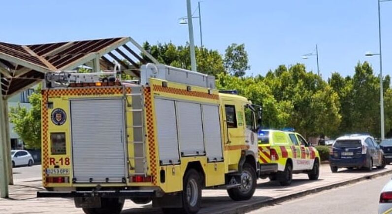 Servicios de emergencia, bomberos y Policía Nacional intervinieron en el rescate del operario. Servicios de emergencia, bomberos y Policía Nacional intervinieron en el rescate del operario.