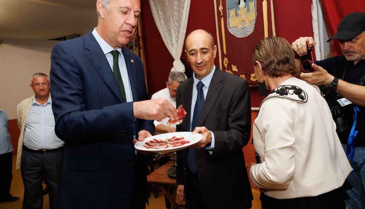 Xavier García Albiol, comiendo jamón.