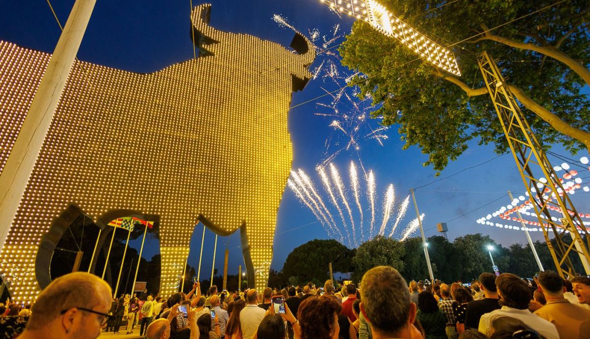 Arranca la Feria de El Puerto con un gran despliegue de fuegos artificiales.