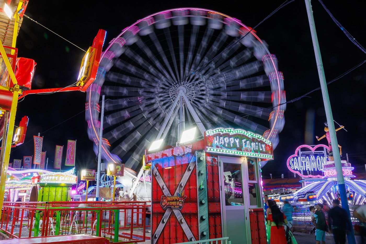 Zona de las atracciones en la Feria de El Puerto 2025.