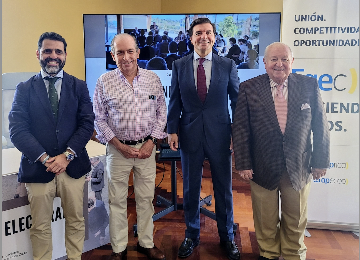 El presidente saliente y el entrante en el transcurso de la asamblea de la FAEC. 