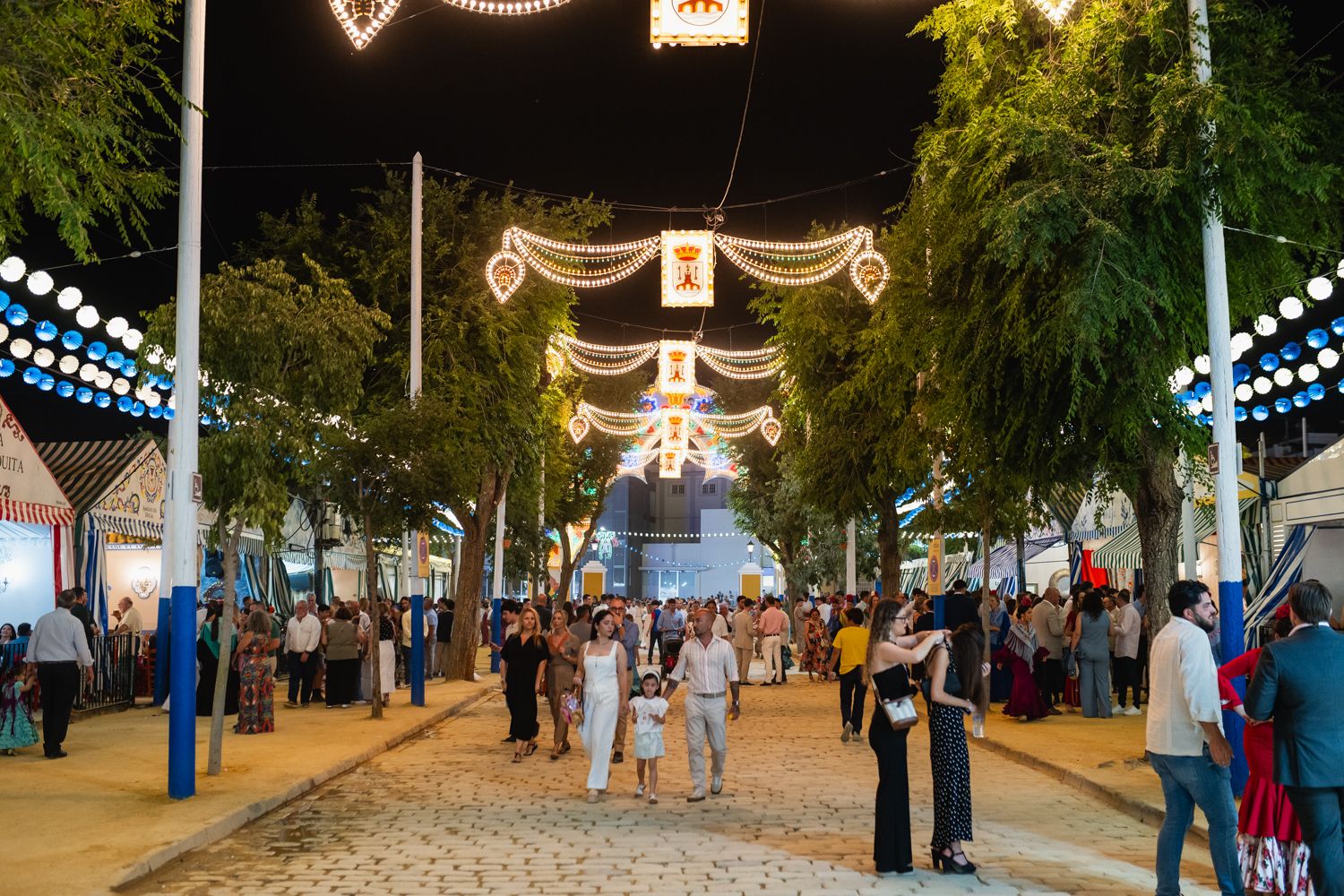 Ambiente pasada la medianoche en la Feria de Alcalá.