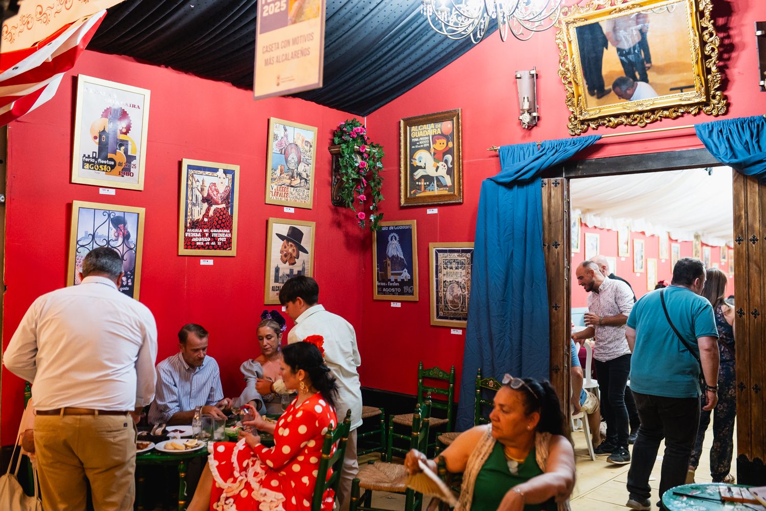 El interior de una caseta en la Feria de Alcalá.