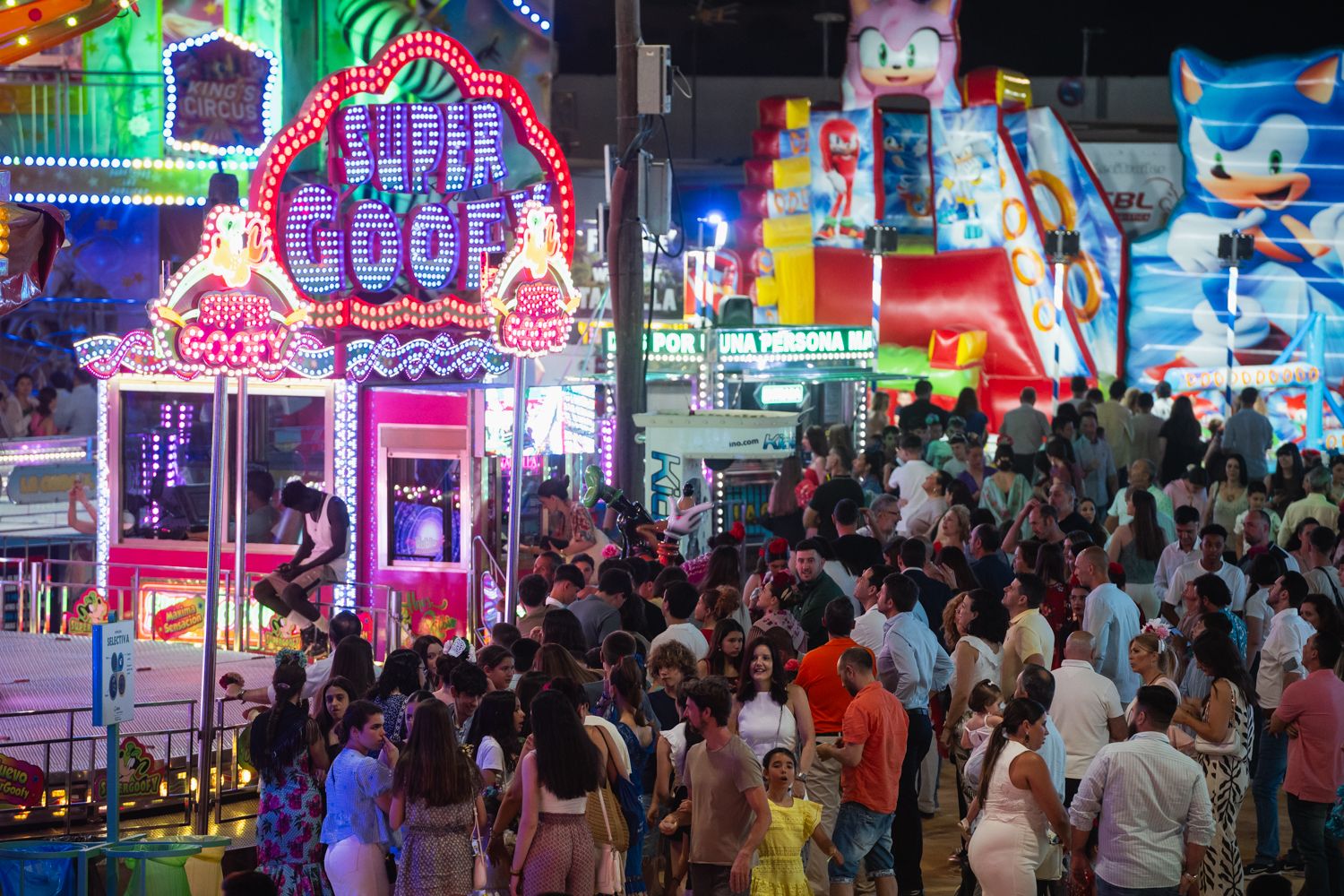 Familias disfrutando de la calle del Infierno.
