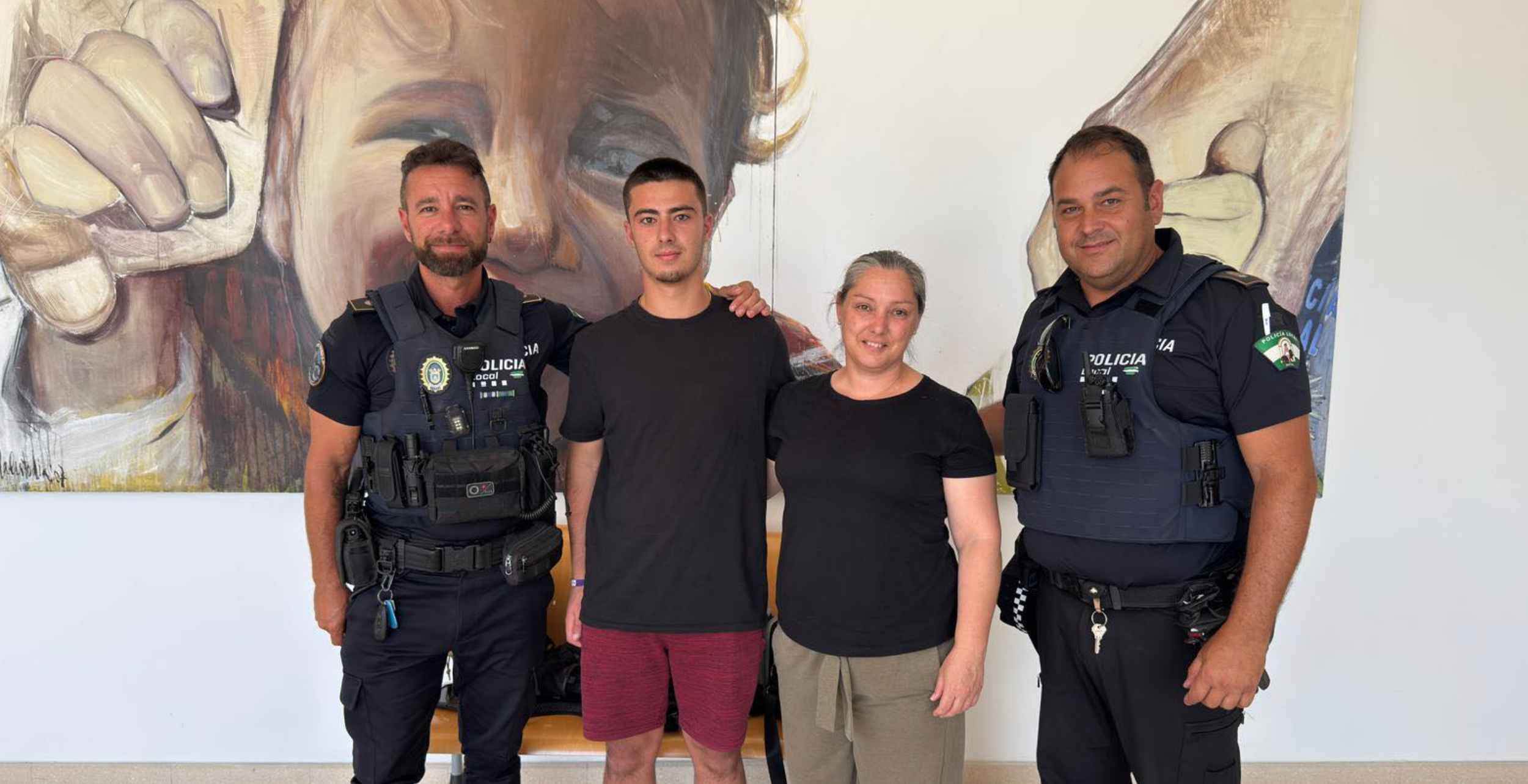 Alejandro y su madre, junto a los agentes de la Policía Local de Rota. Alejandro y su madre, junto a los agentes de la Policía Local de Rota.
