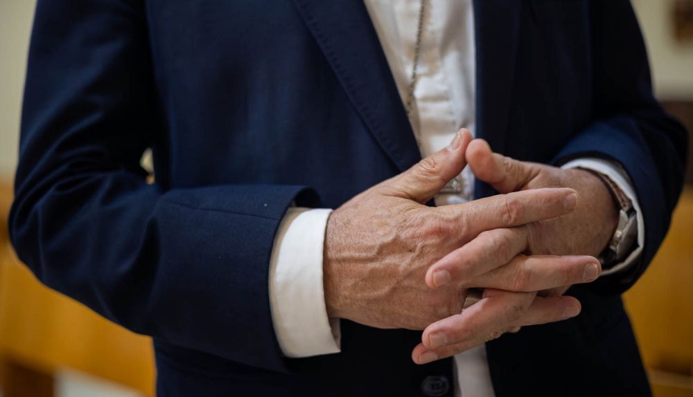 Los dedos cruzados del arzobispo de Rabat Durante la entrevista.