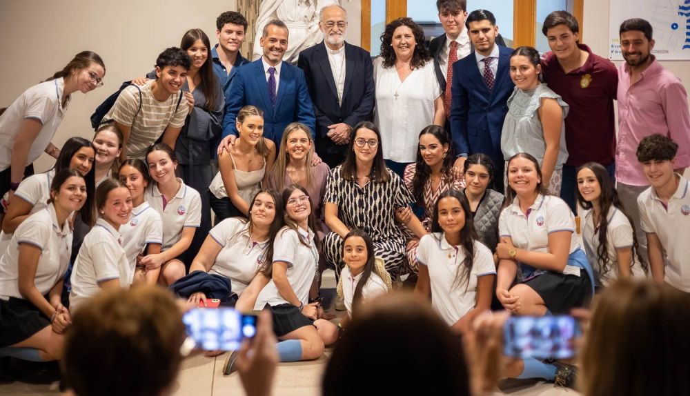 Alumnos, profesores y religiosas en una foto de grupo en el colegio salesiano.