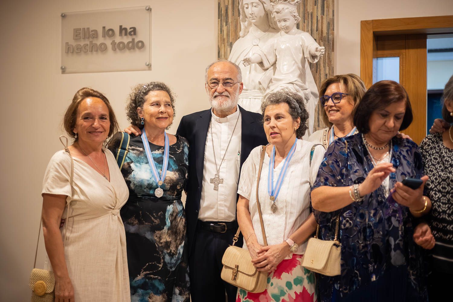 El cardenal en una improvisada sesión de fotos con la comunidad y asistentes a la misa en el colegio de Montealto.
