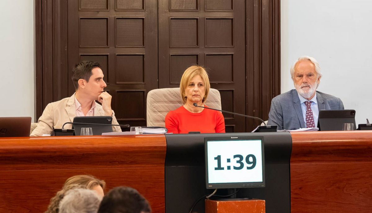 La alcaldesa de Jerez, este viernes en el pleno, junto a Jaime Espinar y Agustín Muñoz.
