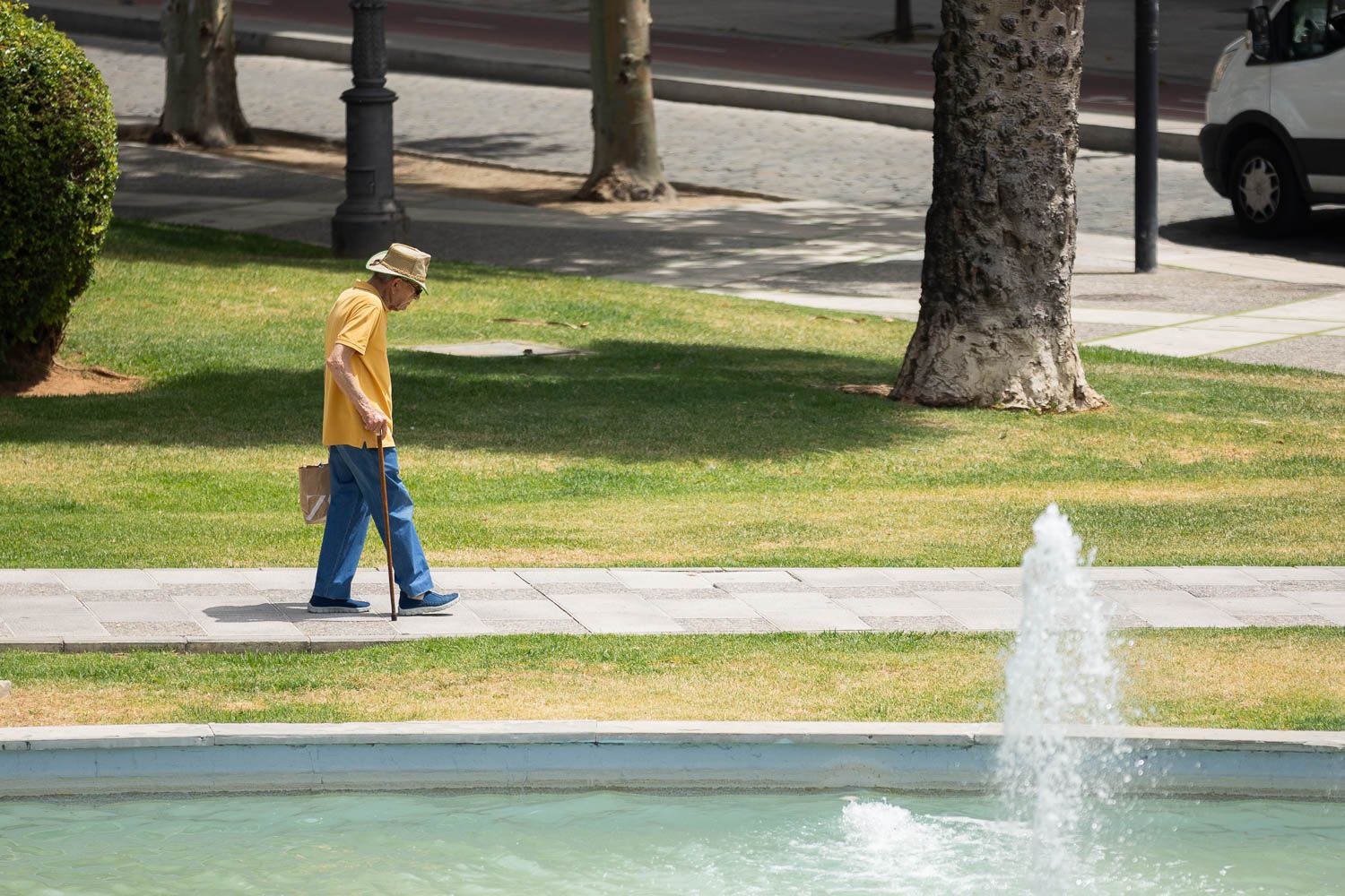 Una persona cruza la fuente del Mamelón, este mediodía en Jerez, en plena ola de calor.