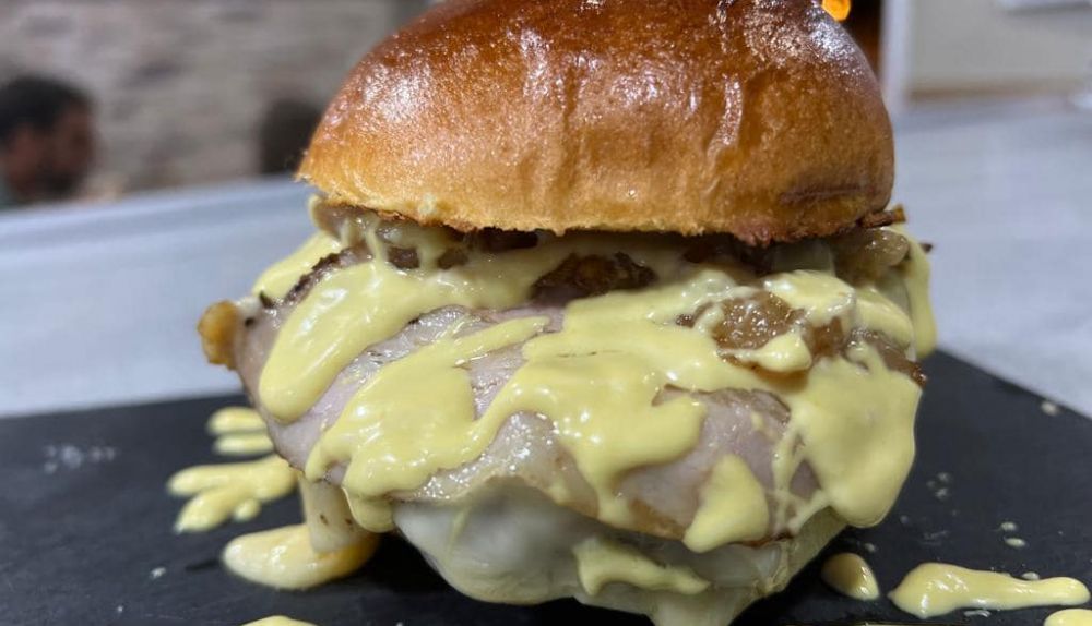 Hamburguesa de chicharrones de Pintamona Origen en Jerez.