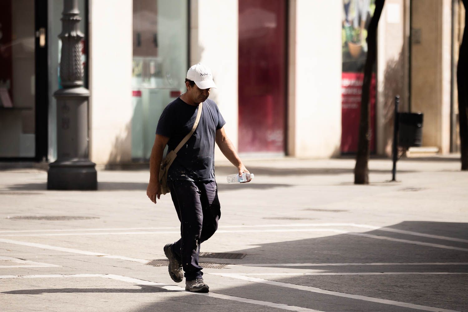 Una persona caminando bajo el sol.