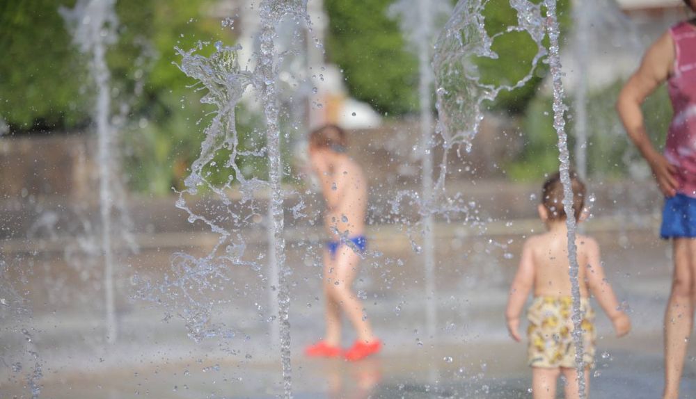 Unos pequeños, disfrutando de un chapuzón en Luz Shopping.