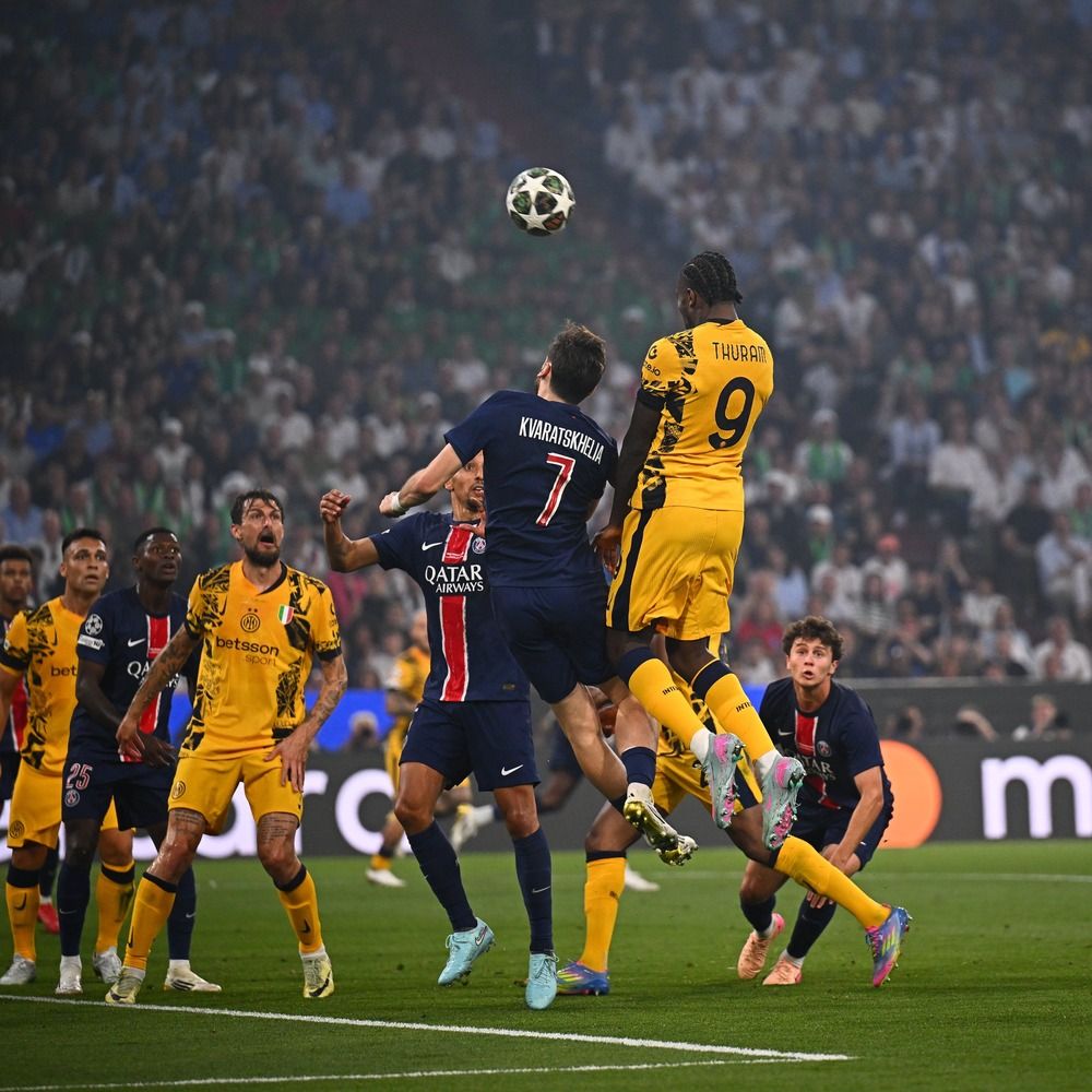 Thuram lo intenta en un córner, el poco peligro que llevó el Inter. (1)