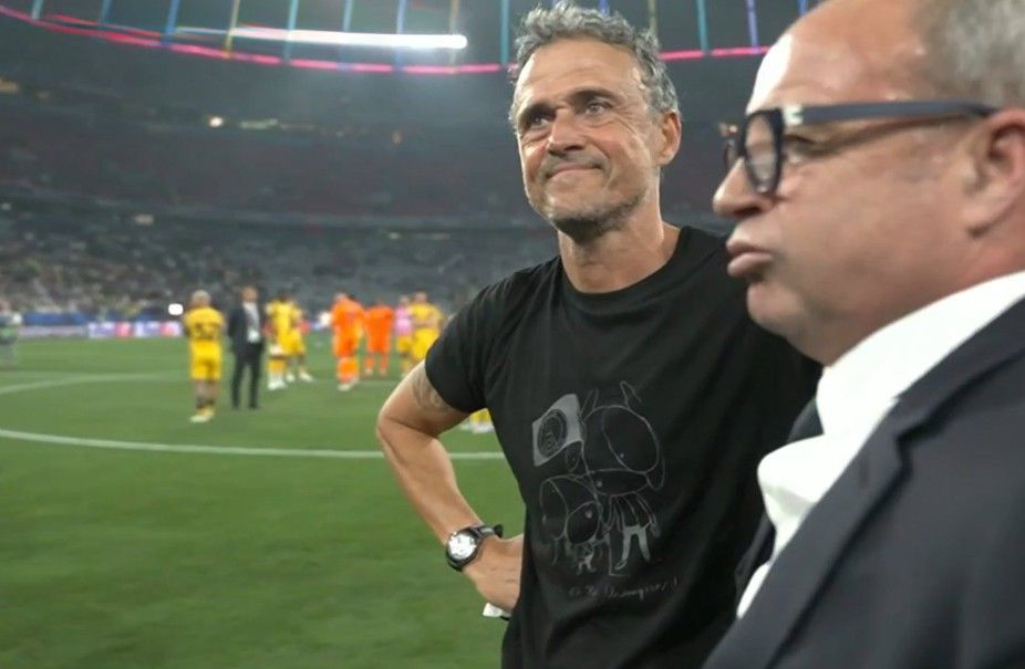 Luis Enrique, con una imagen en recuerdo a Xana. Luis Enrique, con una imagen en recuerdo a Xana.