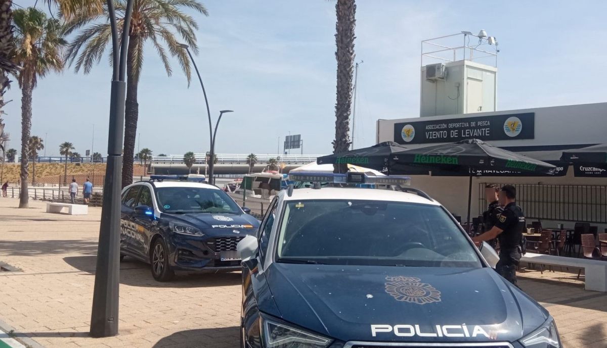 Dos de los vehículos policiales junto al colindante Club Viento de Levante.