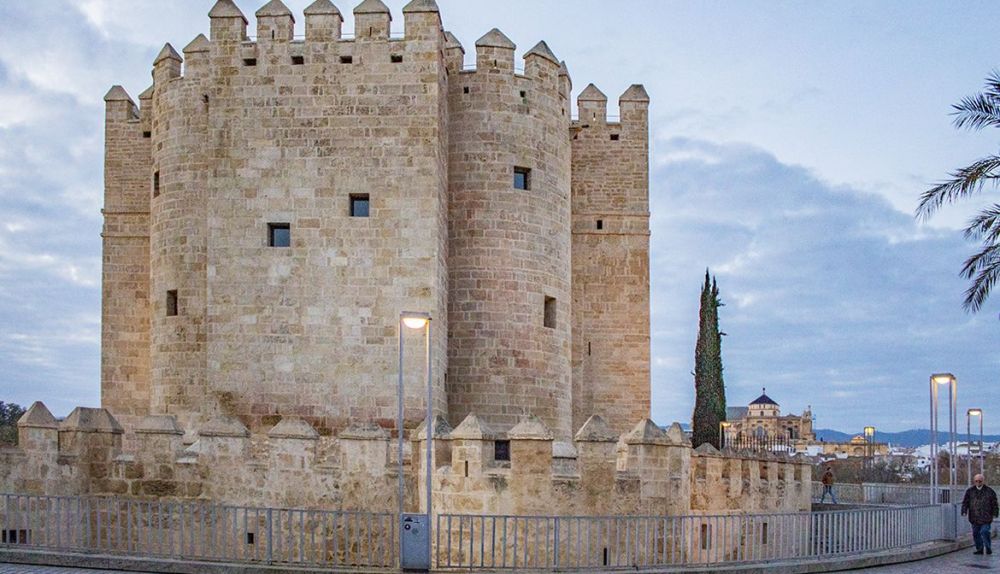 La Torre de la Calahorra, que alberga exposiciones sobre las tres culturas.
