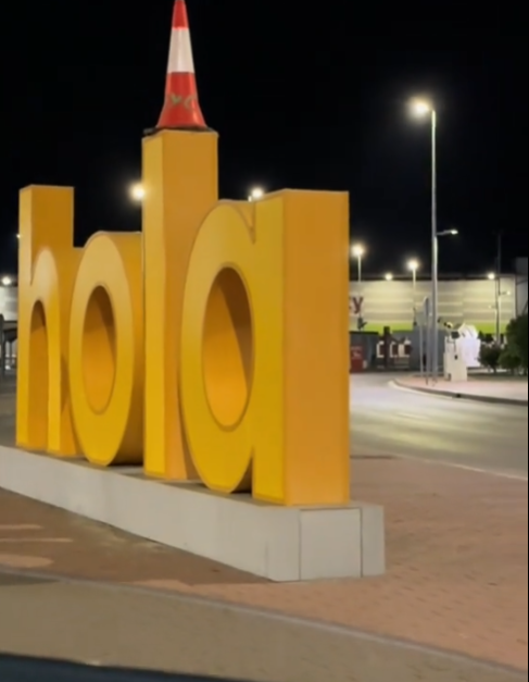 El cono, en el saludo a la entrada de Luz Shopping.