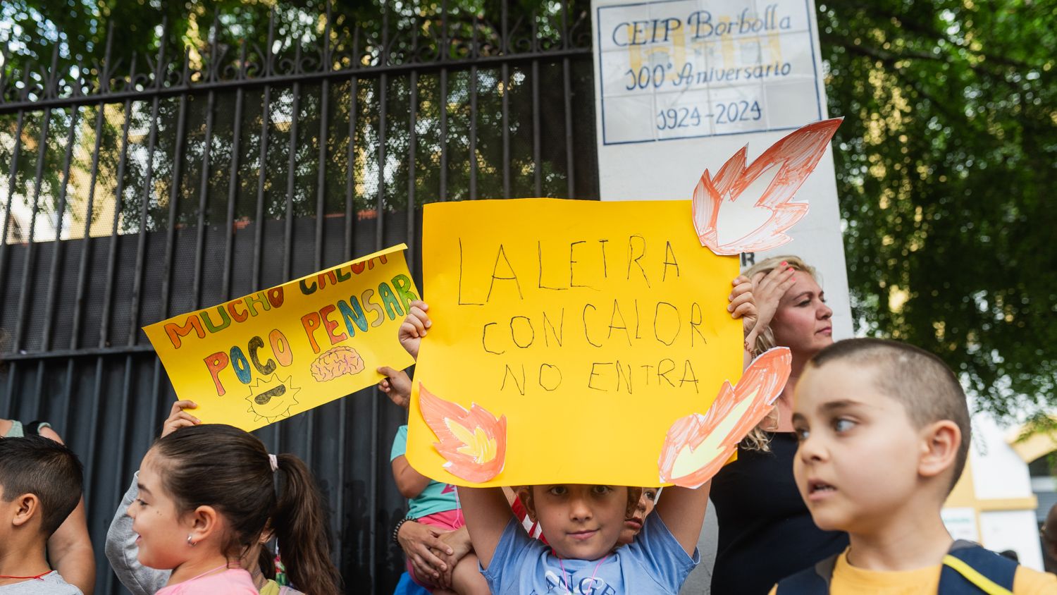Alumnos del CEIP Borbolla protestan por la falta de refrigeración en las aulas.