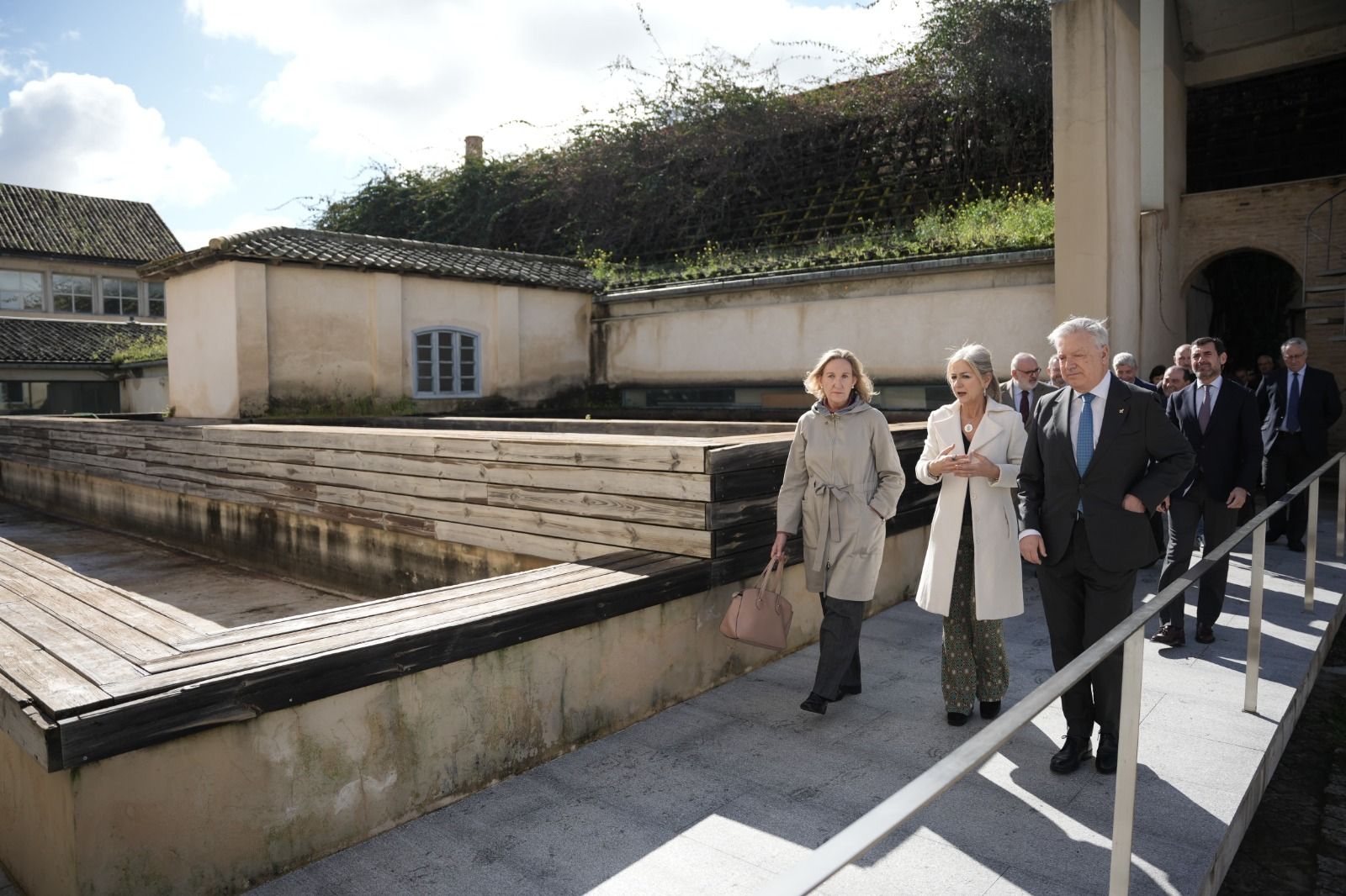 La consejera de Cultura y responsables del IAPH visitando las instalaciones. 