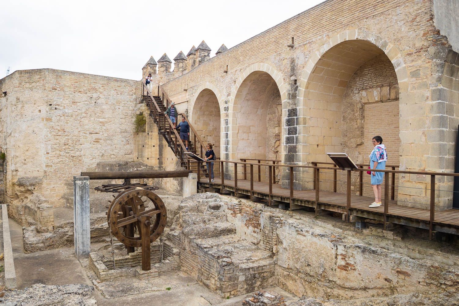 Turistas en el Alcázar de Jerez, uno de los monumentos más visitados.