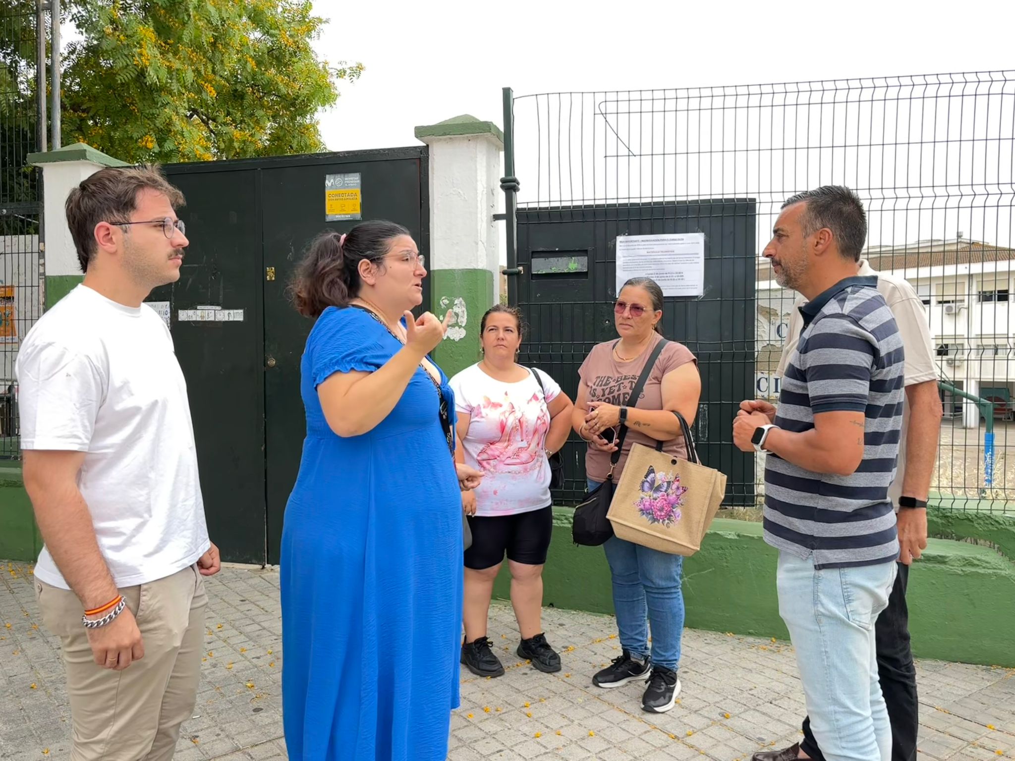 Imagen de la visita realizada por el PSOE jerezano al centro educativo.