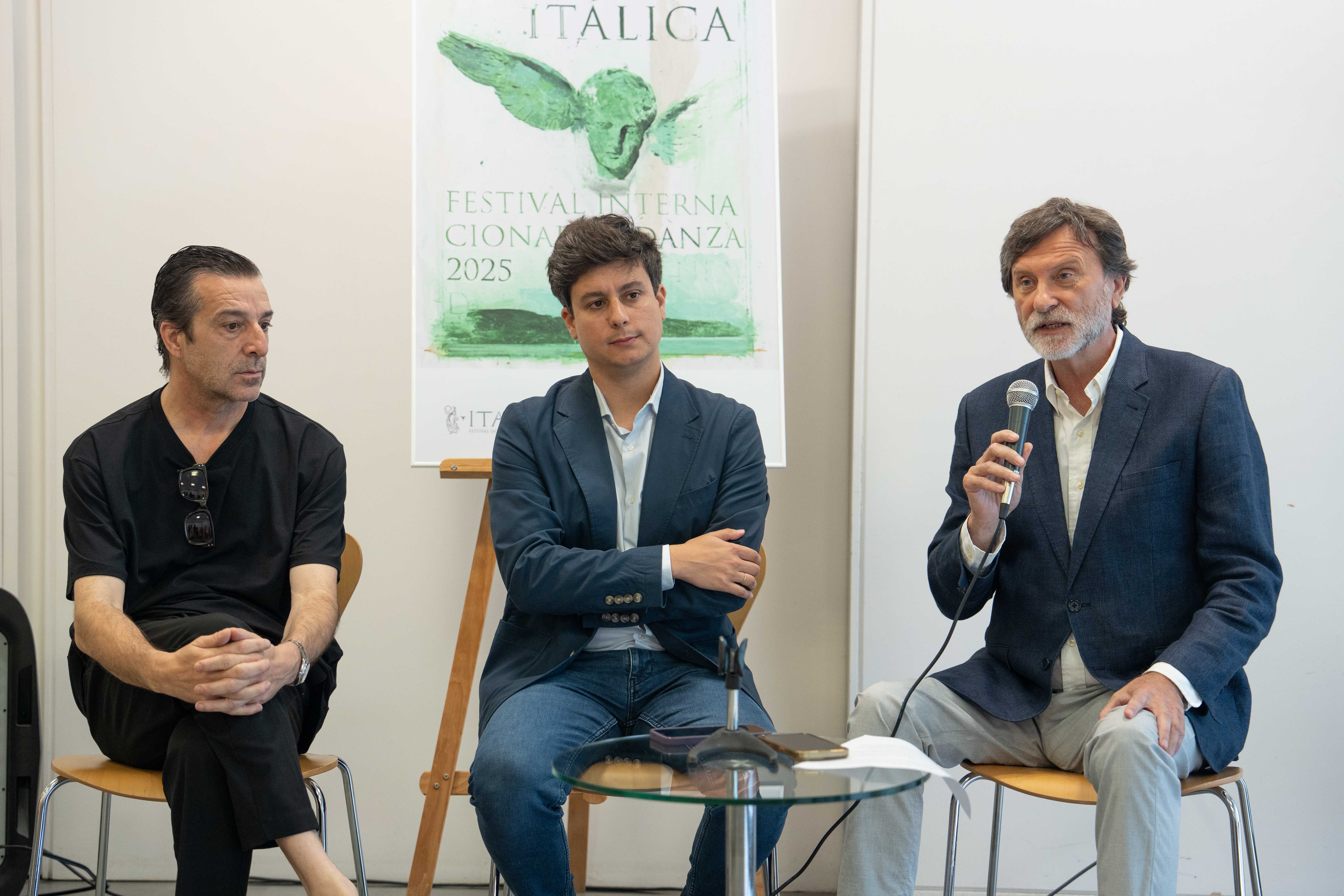 Andrés Marín, Casimiro Fernández y Pedro Chicharro, durante la presentación del a jornada inaugural del Festival de Itálica en Sevilla