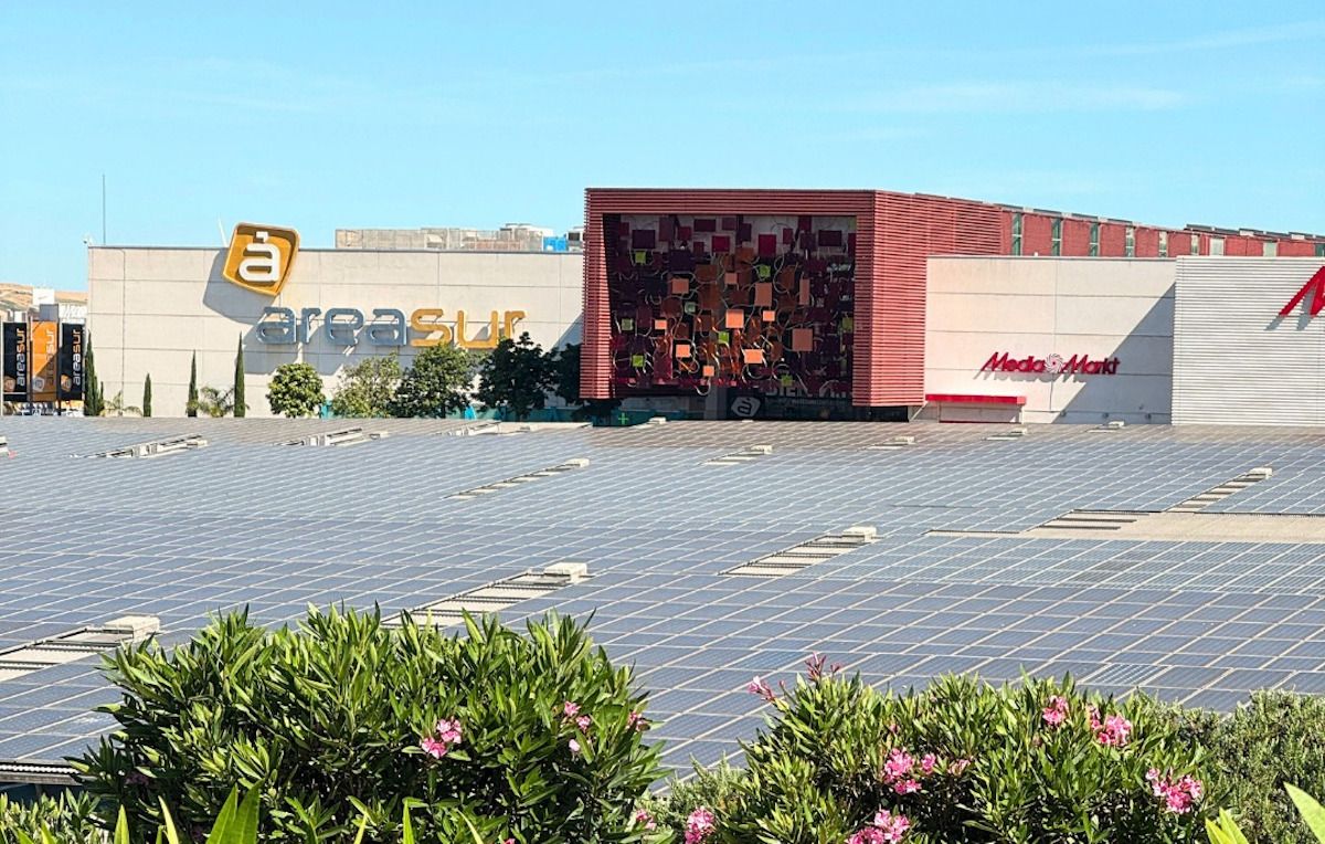 Paneles solares instalados en el centro comercial Área Sur en Jerez.