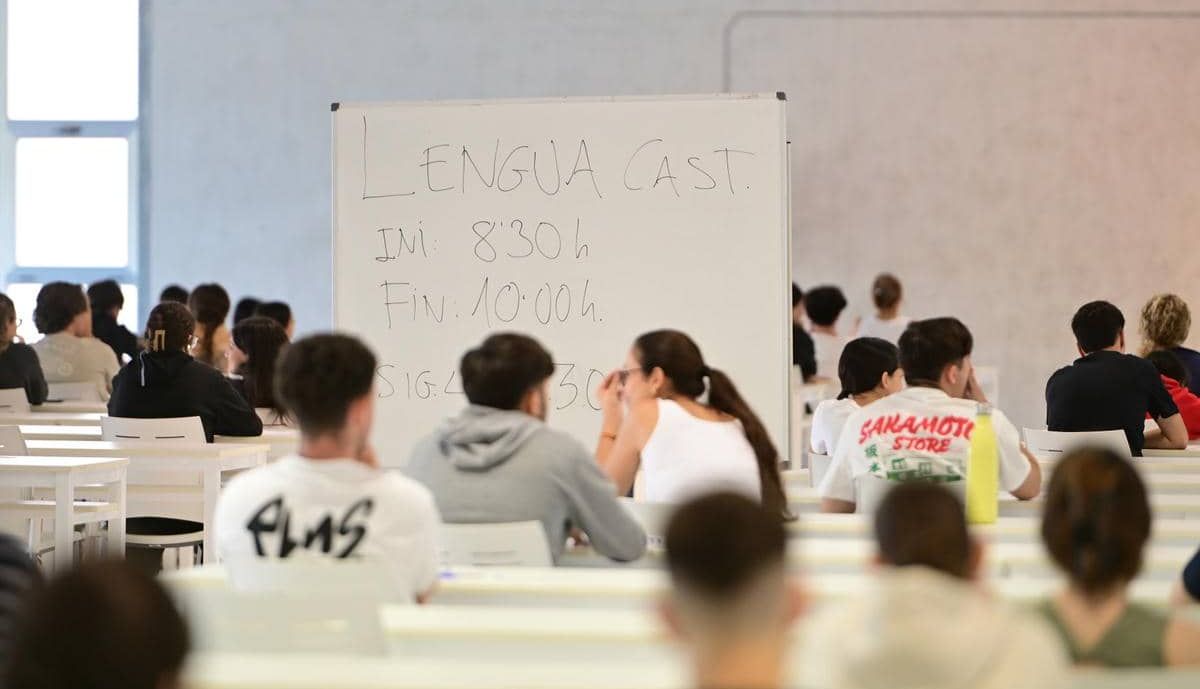 Jóvenes en la prueba de acceso a la universidad en Andalucía.
