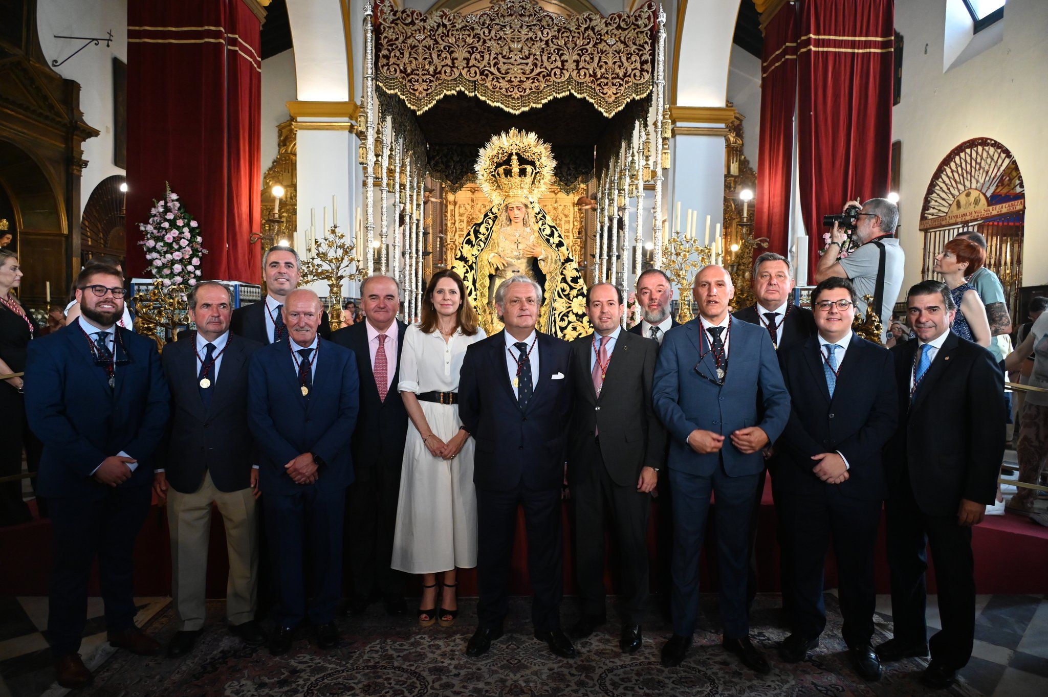 La amplia representación del Desconsuelo ante la Virgen de la Amargura. 