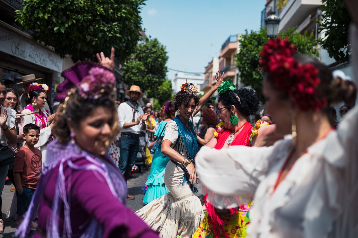 Unas peregrinas bailando unas sevillanas en la calle Carretero de Coria.