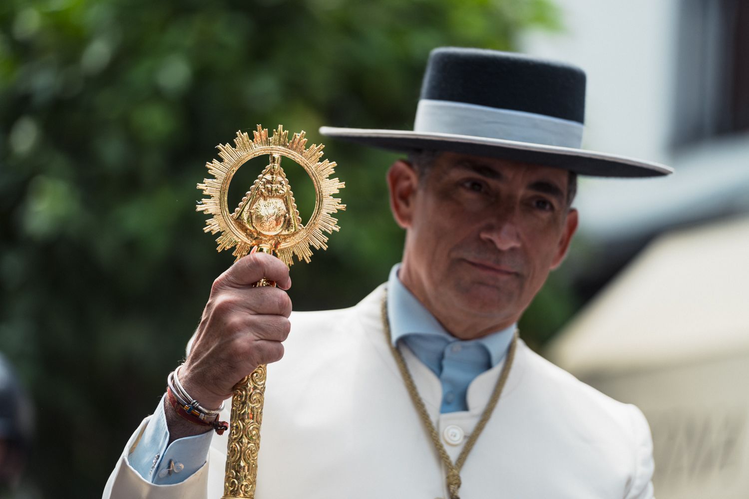 Un hermano de la Hermandad del Rocío de Coria.